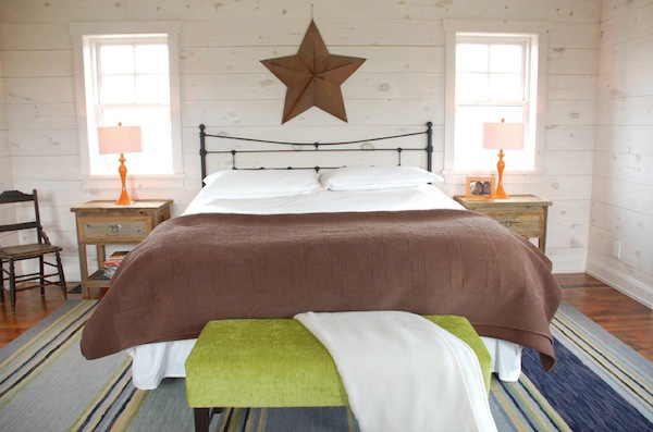 Màu sắc trung tính khi kết hợp với sàn gỗ trong phòng ngủ